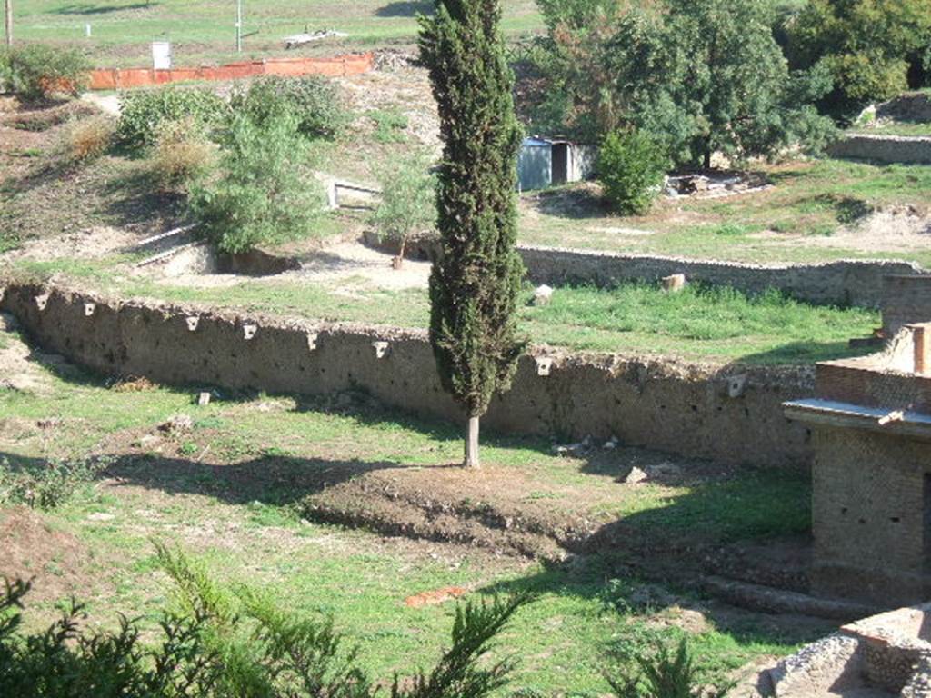 VII.16.a Pompeii. September 2005. Wall on north side of Baths, showing possible tie points along wall. According to Descoeudres, for many years this area had been described as the quay wall of the harbour. The idea of a sea-wall is likely to go back to the 1950’s, when it was discovered during clearing work under Maiuri’s direction. If this were indeed the walls of the Pompeii harbour then it would have been ten metres above sea-level. A trial trench excavated in June 1998 proved this idea to be false. The reason for the eighteen tie points, very similar to ancient mooring ring stones, must remain unknown. See Rivista di Studi Pompeiani, 1998, IX, article by Descoeudres, J.P: The so-called quay wall north-west of Pompeii’s Porta Marina. (p.210-217)