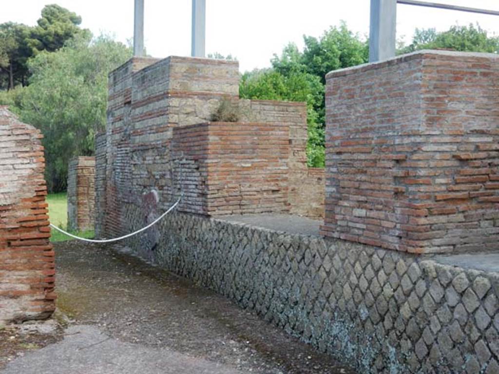 VII.16.a Pompeii. May 2015. Wall of area on west side of room 2, the hot pool.
Photo courtesy of Buzz Ferebee.