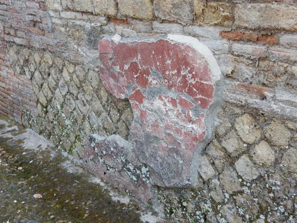 VII.16.a Pompeii. May 2015. Remains of decorative plaster on wall of area on west side of room 2, the hot pool. Photo courtesy of Buzz Ferebee.
