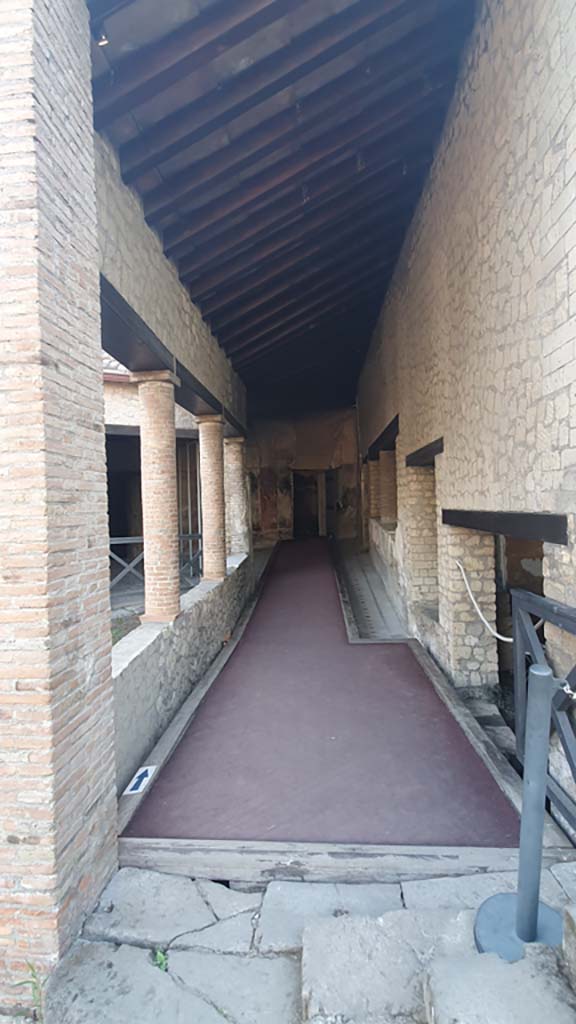 VII.16.a Pompeii. August 2021.
Corridor B, looking east towards Vestibule 8, from entrance.
Foto Annette Haug, ERC Grant 681269 DÉCOR.