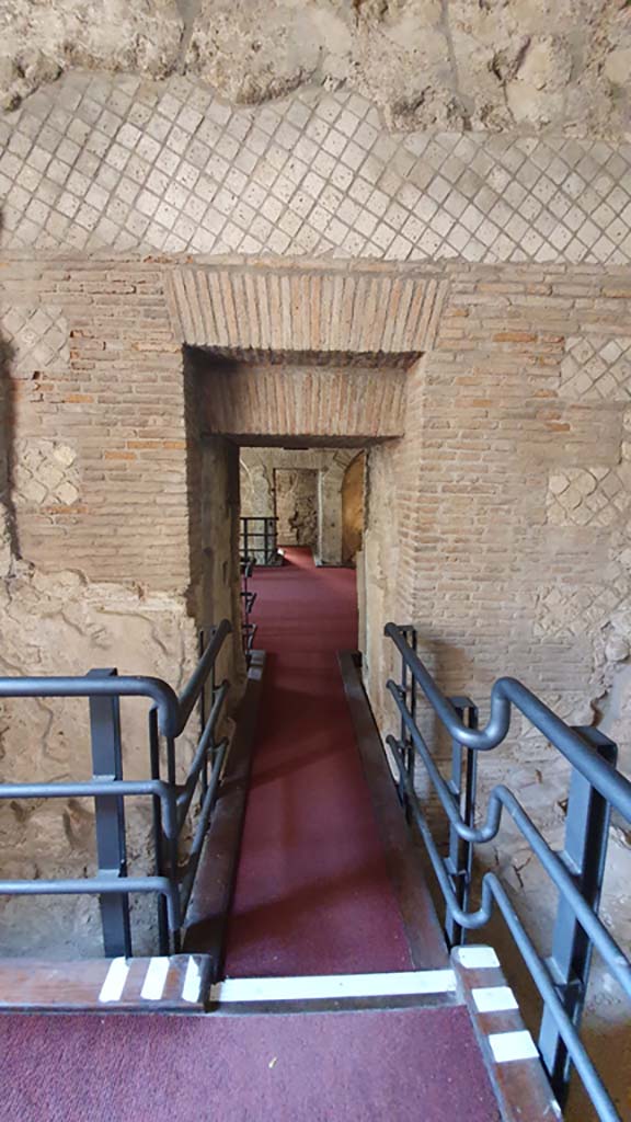 VII.16.a Pompeii. July 2021. Doorway from room 5 to room 4, looking north into calidarium.
Foto Annette Haug, ERC Grant 681269 DÉCOR.