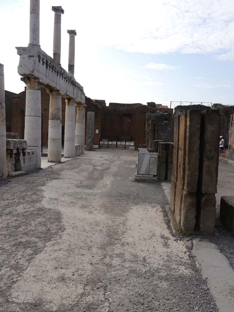 VIII.1.1, Pompeii. September 2018.
Looking south along west side of the Forum, with Basilica entrance, on the right.
Foto Anne Kleineberg, ERC Grant 681269 DÉCOR.