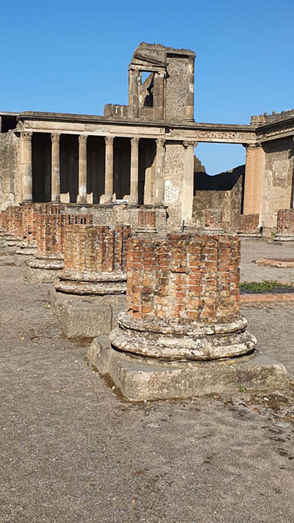 VIII.1.1 Pompeii. July 2021. Looking north-west towards columns.
Foto Annette Haug, ERC Grant 681269 DÉCOR.