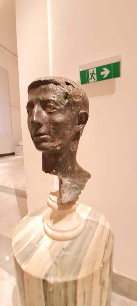 VIII.1.1 Pompeii. April 2023.
Bronze bust of a young unknown man, found in the Basilica.
On display in “Campania Romana” gallery in Naples Archaeological Museum.
Photo courtesy of Giuseppe Ciaramella.