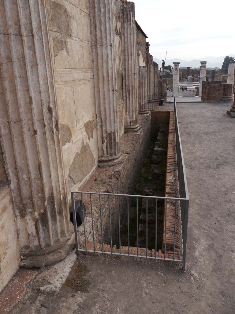 VIII.1.1 Pompeii. September 2018. Looking east along north wall of Basilica.
Foto Anne Kleineberg, ERC Grant 681269 DÉCOR.