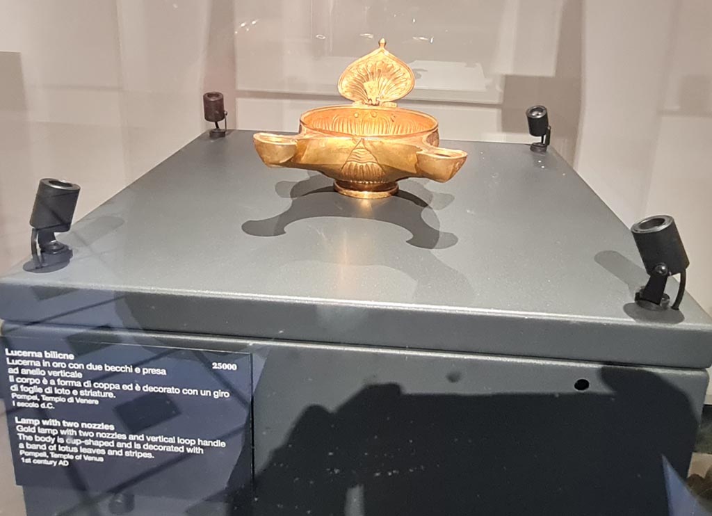 VIII.1.3 Pompeii. April 2023. Gold lamp with two nozzles donated as a gift to the Temple.
On display in “Campania Romana” gallery in Naples Archaeological Museum, inv. 25000. Photo courtesy of Giuseppe Ciaramella.
