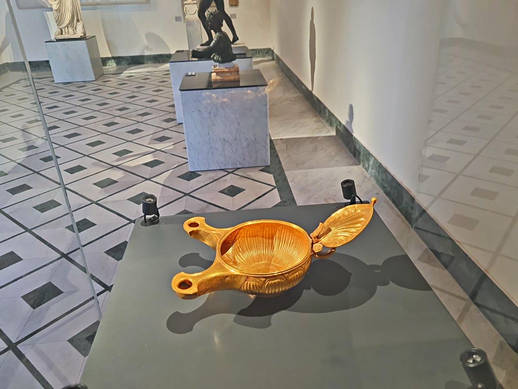 VIII.1.3 Pompeii. April 2023. Gold lamp with two nozzles donated as a gift to the Temple.
On display in “Campania Romana” gallery in Naples Archaeological Museum, inv. 25000. Photo courtesy of Giuseppe Ciaramella.