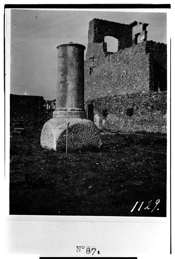 VIII.1.3 Pompeii. W.1607. Column in Temple of Venus, looking north-east.
Photo by Tatiana Warscher. Photo © Deutsches Archäologisches Institut, Abteilung Rom, Arkiv.