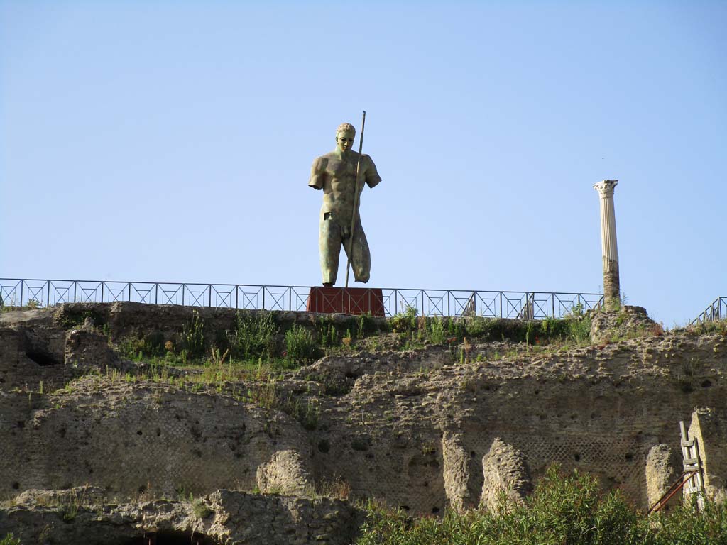 VIII.1.3 Pompeii. April 2019. Looking north to rear of Temple of Venus and giant art statue.
Photo courtesy of Rick Bauer.
