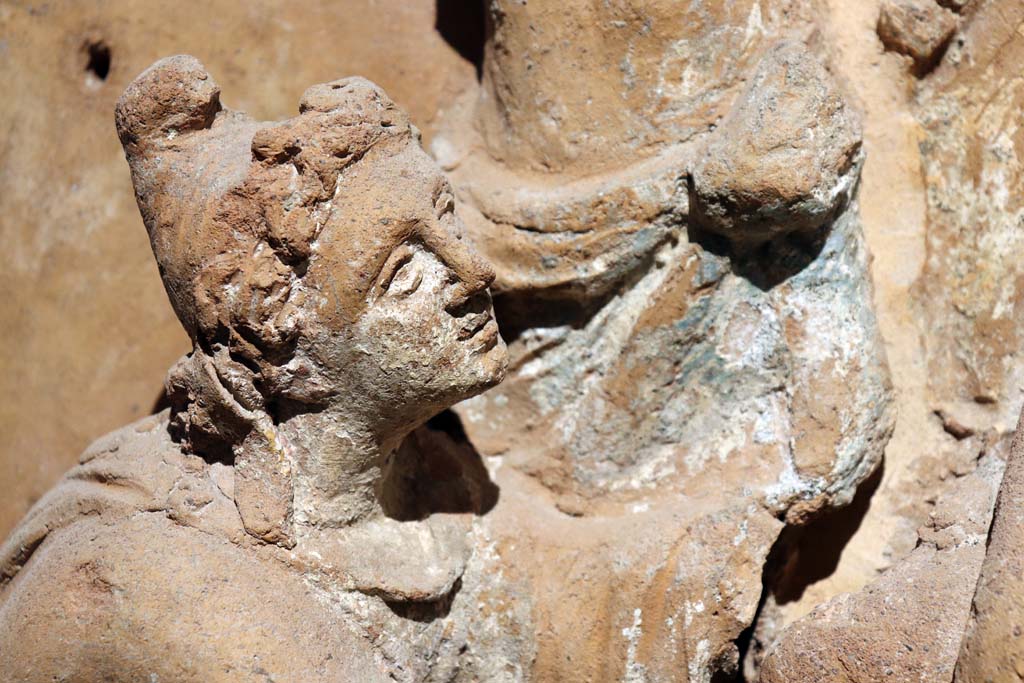 VIII.1.4 Pompeii Antiquarium. February 2021. Detail from terracotta plaque found in VI.17.42.
Photo courtesy of Fabien Bièvre-Perrin (CC BY-NC-SA).