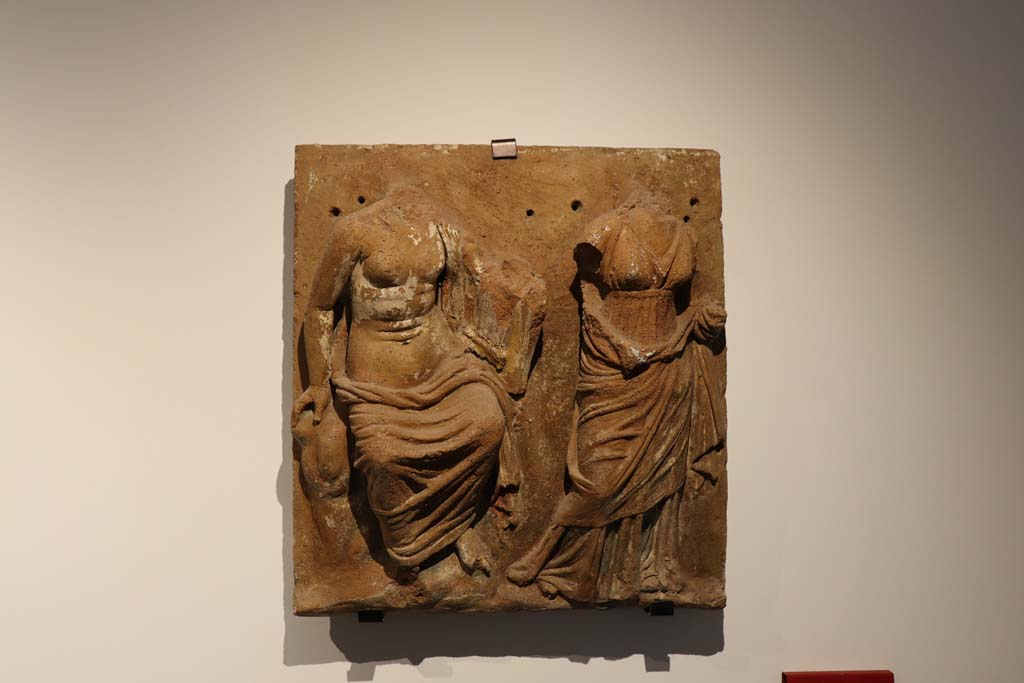 VIII.1.4 Pompeii Antiquarium. February 2021. Terracotta plaque found in VI.17.42, of a floral frieze with gods and cupids.
Photo courtesy of Fabien Bièvre-Perrin (CC BY-NC-SA).