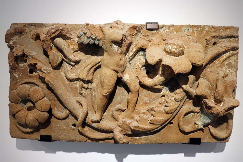 VIII.1.4 Pompeii Antiquarium. February 2021. Terracotta plaque found in VI.17.42, from Insula Occidentalis.
Photo courtesy of Fabien Bièvre-Perrin (CC BY-NC-SA).
