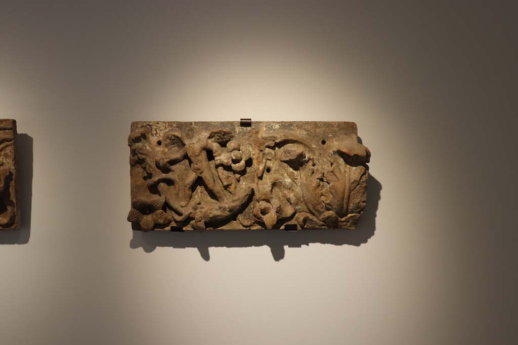 VIII.1.4 Pompeii Antiquarium. February 2021. Terracotta plaque found in VI.17.42, from Insula Occidentalis.
Photo courtesy of Fabien Bièvre-Perrin (CC BY-NC-SA).