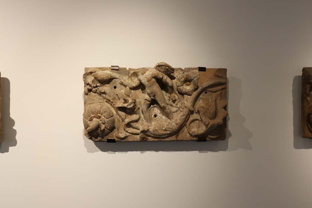 VIII.1.4 Pompeii Antiquarium. February 2021. Terracotta plaque found in VI.17.42, from Insula Occidentalis.
Photo courtesy of Fabien Bièvre-Perrin (CC BY-NC-SA).