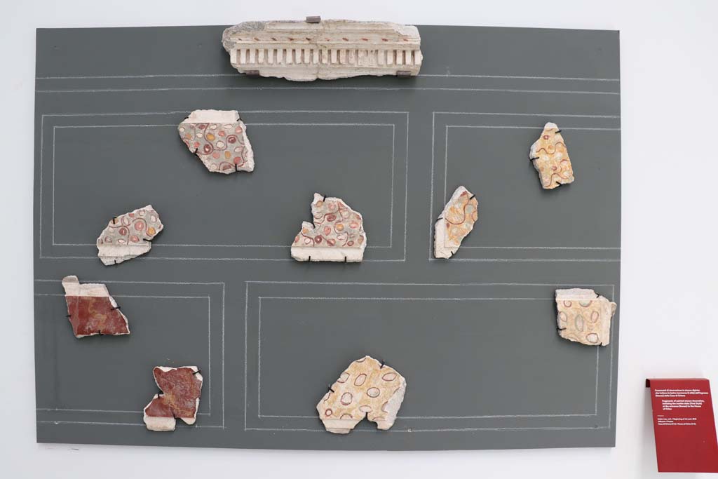 VIII.1.4 Pompeii. February 2021.
Fragments of painted stucco decoration from entrance corridor/fauces of Casa di orione, imitating First Style marble slabs.
Photo courtesy of Fabien Bièvre-Perrin (CC BY-NC-SA).