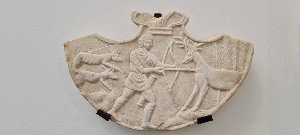 VIII.1.4 Pompeii. April 2022.
Oscilla showing a scene from Hercules’ life, from portico of I.4.25. Photo courtesy of Giuseppe Ciaramella.