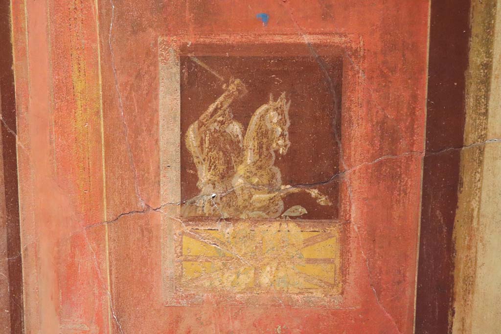 VIII.1.4 Pompeii Antiquarium. February 2021.
Detail from painted wall with architectural views from the Vesuvian region, on display in Pompeii Antiquarium.
Photo courtesy of Fabien Bièvre-Perrin (CC BY-NC-SA).