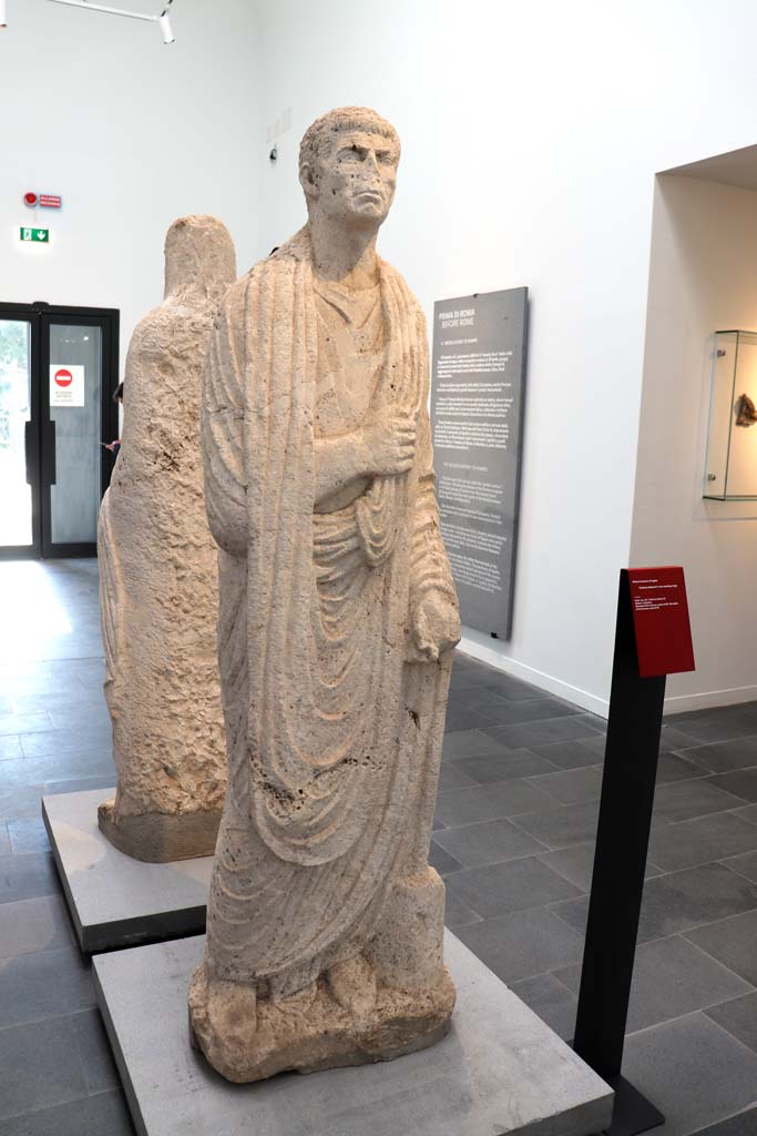 VIII.1.4 Pompeii. February 2021.
Limestone funerary statue of a man wearing a toga, found at Porta Nocera tomb 34aEN.
Photo courtesy of Fabien Bièvre-Perrin (CC BY-NC-SA).