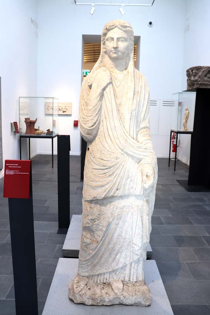 VIII.1.4 Pompeii. February 2021
Limestone funerary statue of a woman, found at Porta Nocera tomb 34aEN.
Photo courtesy of Fabien Bièvre-Perrin (CC BY-NC-SA).