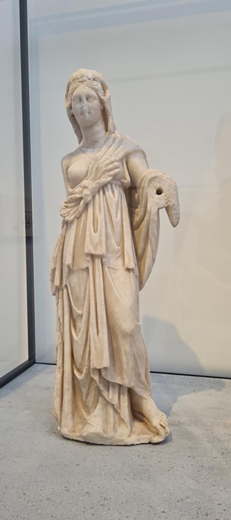 VIII.1.4 Pompeii. April 2022.
Marble statue of Omphale (made in Greece), found in VI.16.7.
Photo courtesy of Giuseppe Ciaramella.