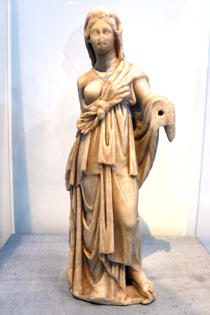 VIII.1.4 Pompeii. February 2021. Marble statue of Omphale (made in Greece), found in VI.16.7.
Photo courtesy of Fabien Bièvre-Perrin (CC BY-NC-SA).