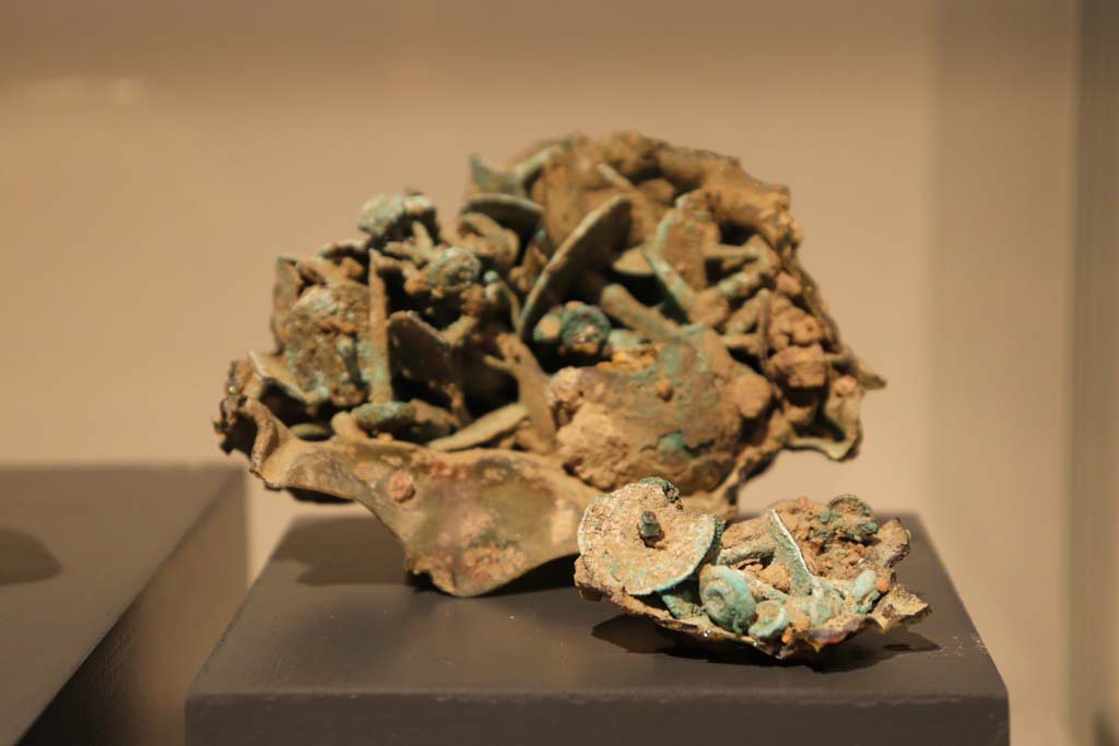 VIII.1.4 Pompeii. February 2021. Bowl containing nails distorted by the eruption, from VI.16.9.
Photo courtesy of Fabien Bièvre-Perrin (CC BY-NC-SA).
