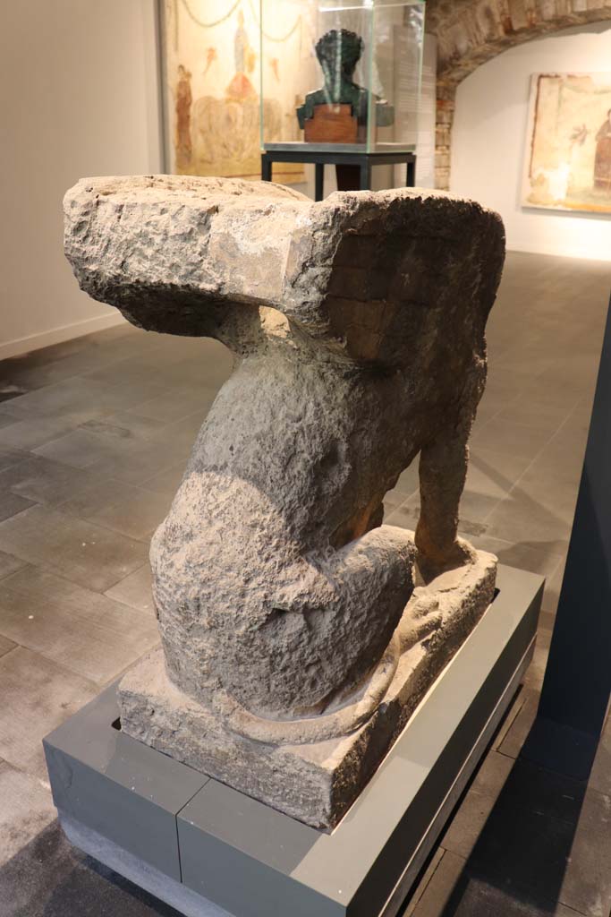 VIII.1.4 Pompeii. February 2021.
Detail of rear of tufa sphynx-shaped tombstone, re-used as a kerbstone, found at the farm of Fondo Prisco, Boscoreale.
Photo courtesy of Fabien Bièvre-Perrin (CC BY-NC-SA).