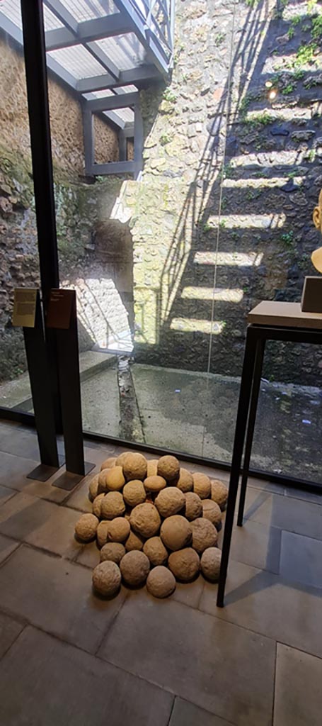 VIII.1.4 Pompeii. April 2022.
Lava projectiles from catapults. Photo courtesy of Giuseppe Ciaramella.
According to the information card –
“Balls from catapults have been found in many houses, especially in the north-west sector of the town, where the fighting was more intense and where most of the defenders were gathered.”
(Proiettili di catapulta.
Palle di catapulta sono state rinvenute in numerose case, soprattutto nel settore nord-occidentale della citta, dove piu intensi furono gli scontri e dove fu radunato il maggior numero di difensori.)