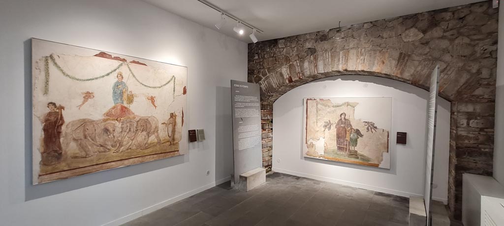 VIII.1.4 Pompeii. April 2022.
Looking towards two frescoes from Reg. IX, insula VII, on Via dell’Abbondanza. Photo courtesy of Giuseppe Ciaramella.