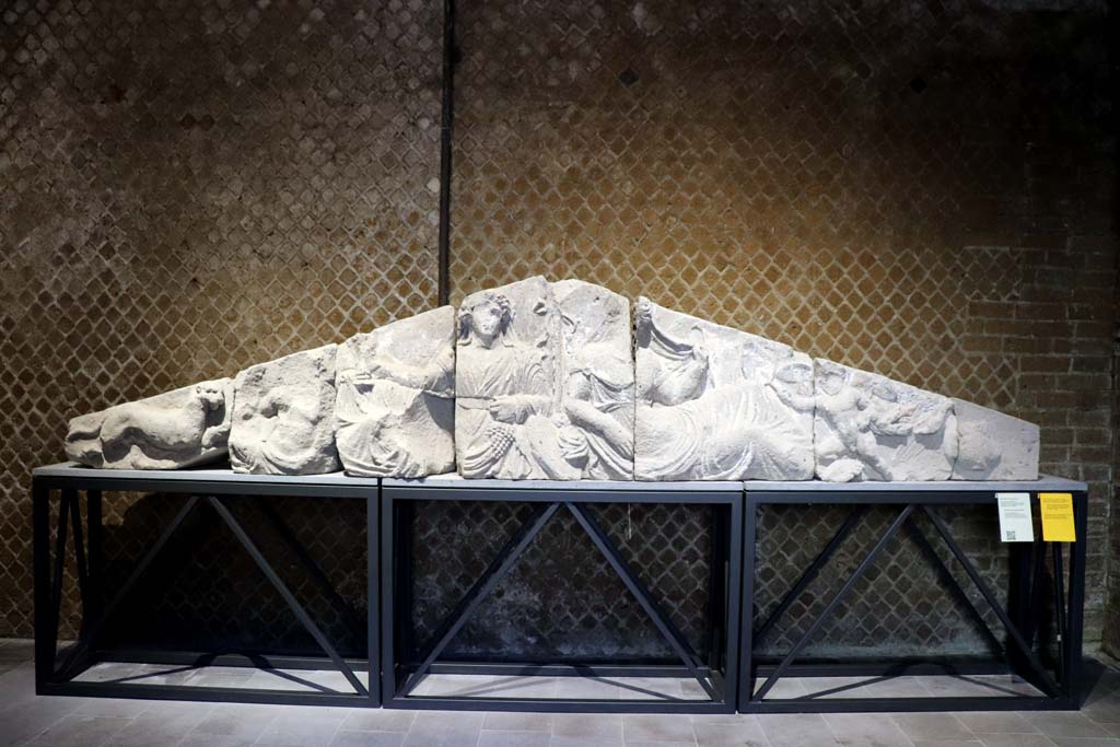 VIII.1.4 Pompeii Antiquarium. February 2021. Pediment from the Tempio dionisiaco in località Sant’Abbondio di Pompei.
Photo courtesy of Fabien Bièvre-Perrin (CC BY-NC-SA).