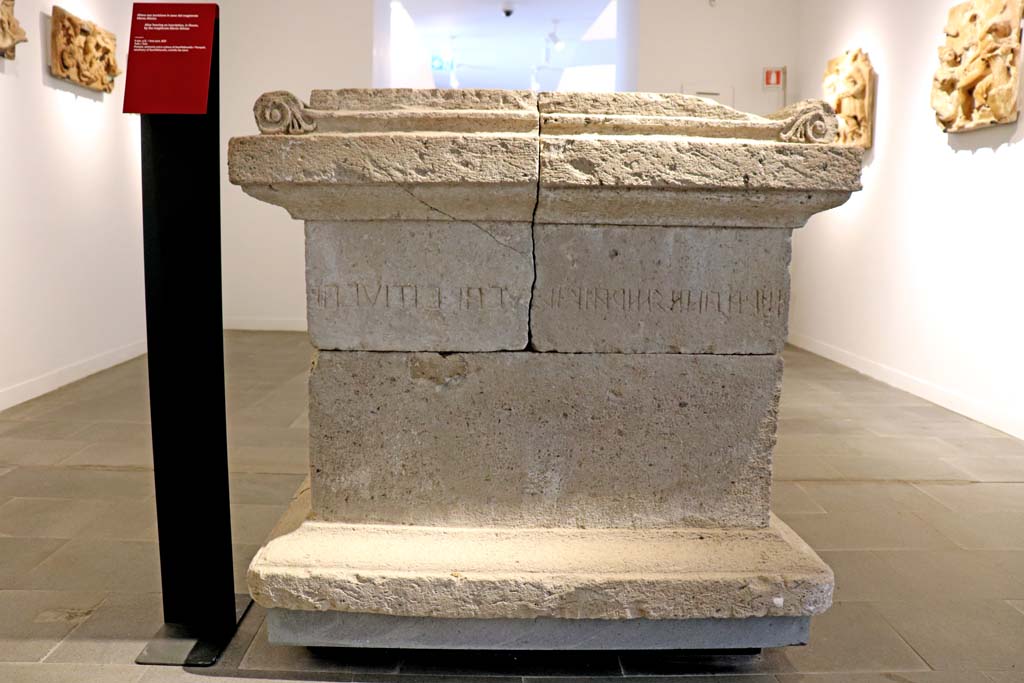 VIII.1.4 Pompeii Antiquarium. February 2021.
Altar with Oscan inscription to Maras Atinius, aedile of Samnite Pompeii, from the sanctuary of Sant’Abbondio di Pompei.
Photo courtesy of Fabien Bièvre-Perrin (CC BY-NC-SA).