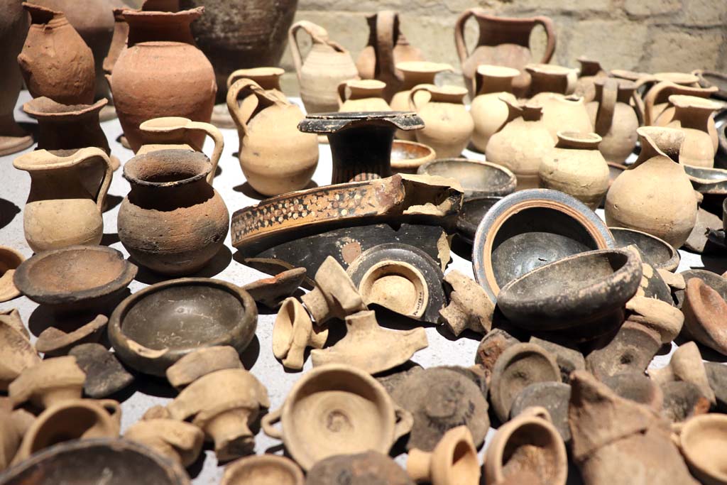 VIII.1.4 Pompeii. February 2021. Santuario extraurbano del Fondo Iozzino.
Terracotta votive offerings: miniature chalices and small cups, small jugs and statuettes.
Photo courtesy of Fabien Bièvre-Perrin (CC BY-NC-SA).