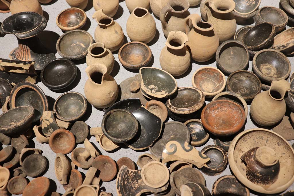 VIII.1.4 Pompeii. February 2021. Santuario extraurbano del Fondo Iozzino.
Terracotta votive offerings: miniature chalices and small cups, small jugs and statuettes.
Photo courtesy of Fabien Bièvre-Perrin (CC BY-NC-SA).