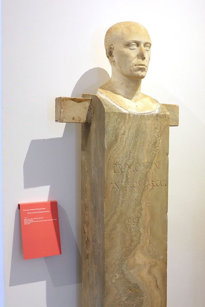 VI.14.20 Pompeii. February 2021.
Marble portrait herm of Vesonius Primus, from VI.14.20, with the inscription -
PRIMO N(ostro)
ANTEROS ARCAR(IUS)
Photo courtesy of Fabien Bièvre-Perrin (CC BY-NC-SA).