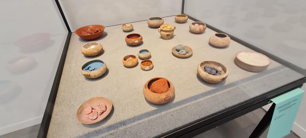 VIII.1.4 Pompeii Antiquarium. April 2022.
Small cups containing the pigments used to decorate the walls. Photo courtesy of Giuseppe Ciaramella.
