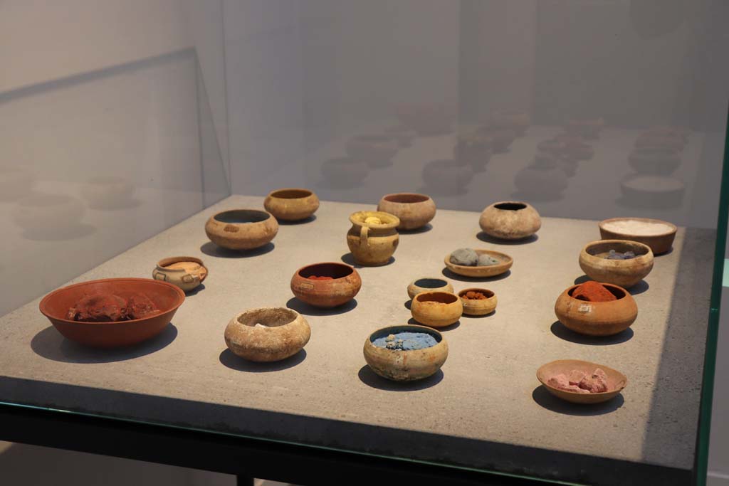 VIII.1.4 Pompeii. February 2021. Small cups containing the pigments used to decorate the walls.
Photo courtesy of Fabien Bièvre-Perrin (CC BY-NC-SA).