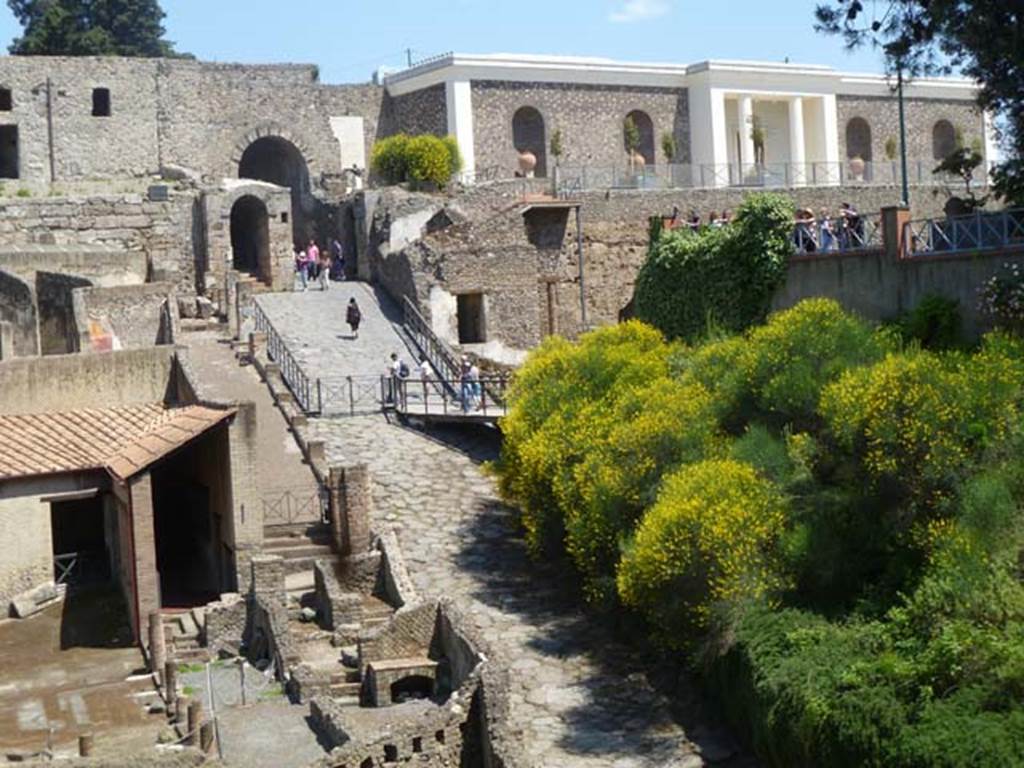 VIII.1.4 Pompeii Antiquarium. May 2011. Looking east from site entrance towards roadway up to Porta Marina. On the right is the exterior west wall of the Antiquarium above the Suburban Villa. Photo courtesy of Michael Binns.