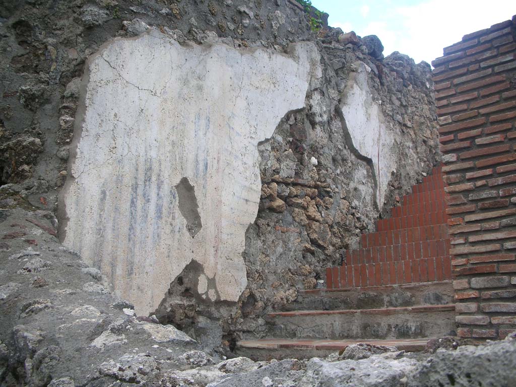 VIII.1.4 Pompeii Antiquarium/Porta Marina, Pompeii. May 2011.
East wall of steps to Larario dei Pompeianisti with remains of painted plaster. Photo courtesy of Ivo van der Graaff.