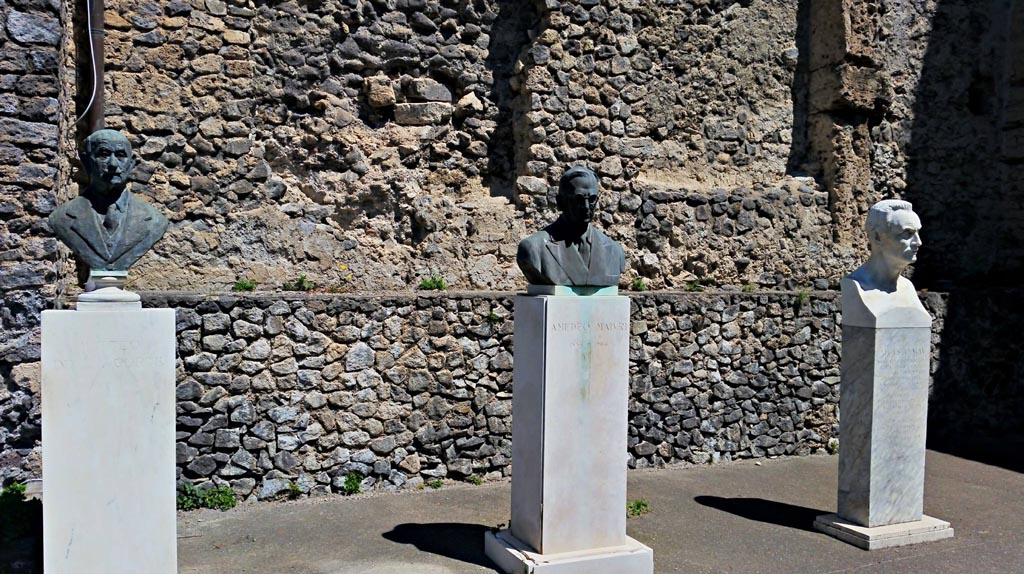 Larario dei Pompeianisti. 2016/2017. Busts of Della Corte, Maiuri and Mau. Photo courtesy of Giuseppe Ciaramella.