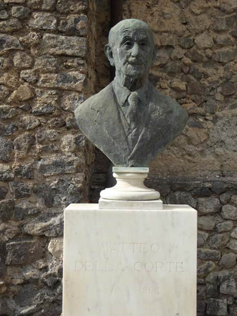Larario dei Pompeianisti. September 2016. Bust of Matteo della Corte (13 October 1875 – 5 February 1962).
The inscription underneath is
MATTEO
DELLA CORTE
1875 – 1962
Photo courtesy of Michael Binns.
MATTEO
DELLA CORTE
1875 – 1962
Photo courtesy of Michael Binns.