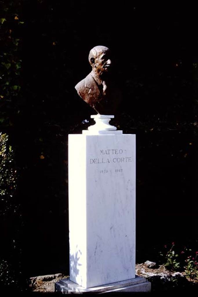 Larario dei Pompeianisti. Pompeii. 1966. Bust of Matteo Della Corte. Photo by Stanley A. Jashemski.
Source: The Wilhelmina and Stanley A. Jashemski archive in the University of Maryland Library, Special Collections (See collection page) and made available under the Creative Commons Attribution-Non Commercial License v.4. See Licence and use details.
J66f0743