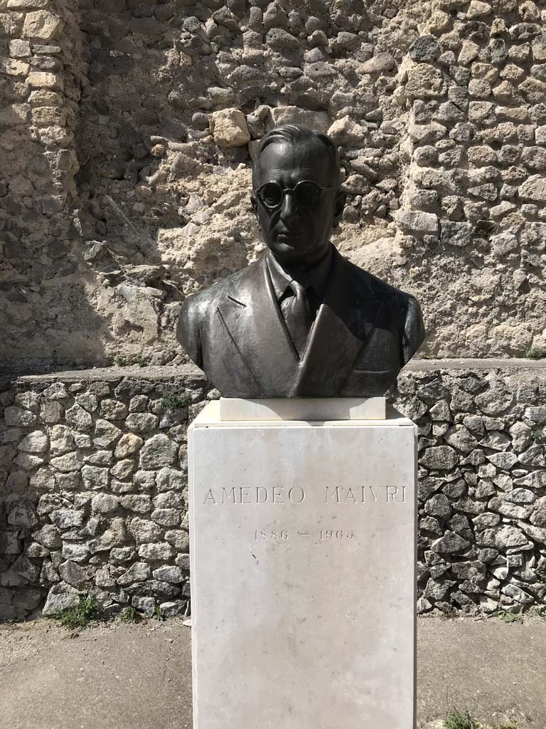 Larario dei Pompeianisti. Pompeii. April 2019. Bust of Amedeo Maiuri (January 7, 1886 - April 7, 1963).
Photo courtesy of Rick Bauer.