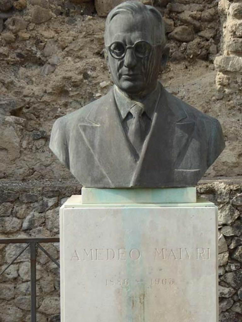 Larario dei Pompeianisti. Pompeii. September 2016. Bust of Amedeo Maiuri.
The inscription underneath is
AMEDEO MAIVRI
1886 – 1963.
Photo courtesy of Michael Binns.