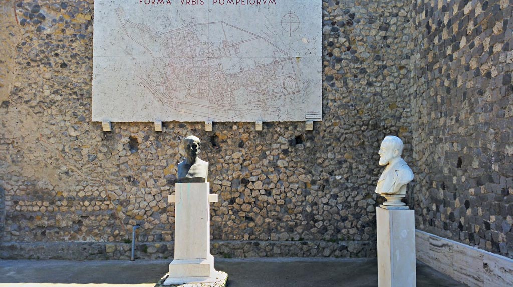 Larario dei Pompeianisti. 2016/2017. Busts of Fiorelli and Ruggiero. Photo courtesy of Giuseppe Ciaramella.