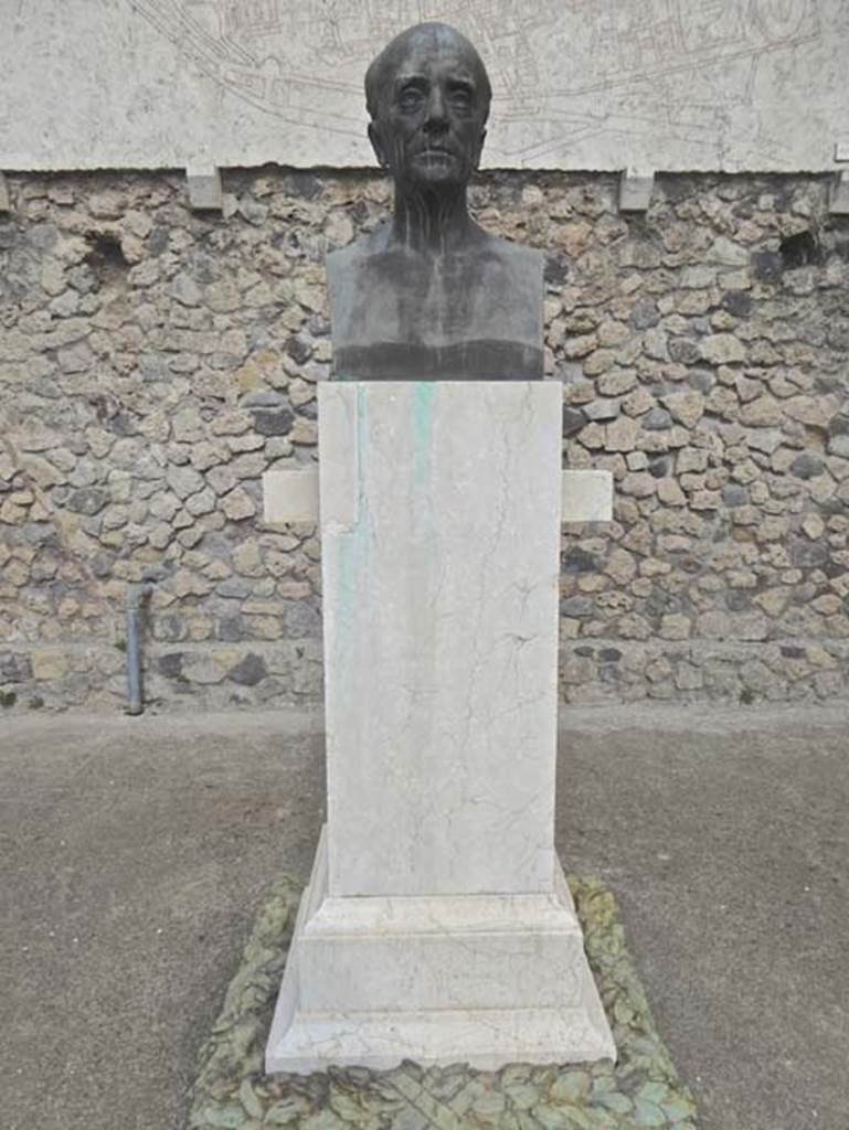 Larario dei Pompeianisti. Pompeii. September 2016. Bust of Giuseppe Fiorelli (7 June 1823 to 28 January 1896).
Photo courtesy of Michael Binns.