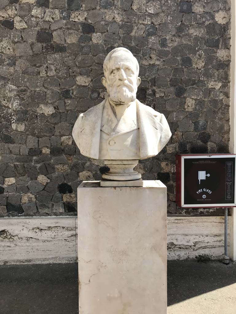 Larario dei Pompeianisti. Pompeii. April 2019. Bust of Michele Ruggiero.
Photo courtesy of Rick Bauer.