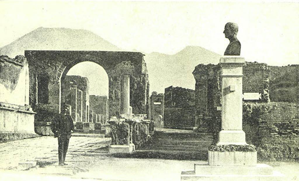 VII.8 Pompeii Forum. Old postcard, date unknown. Bust of Giuseppe Fiorelli, now in the Larario dei Pompeianisti.
Photo courtesy of Rick Bauer.