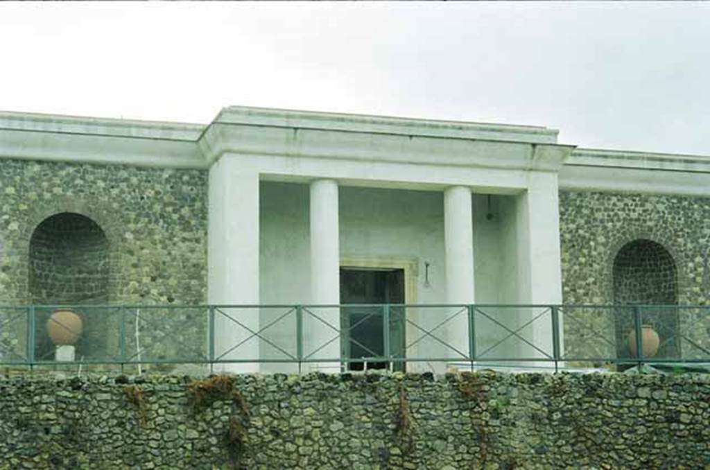 VIII.1.4 Pompeii Antiquarium. May 2010. West exterior side above Villa Imperiale.
Photo courtesy of Rick Bauer.