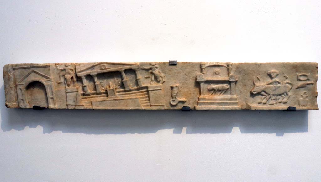 VIII.1.4 Pompeii. February 2021. 
Marble slab from side of household altar in atrium of V.1.26, showing the effects of the 62AD earthquake in the Forum. 
Photo courtesy of Fabien Bièvre-Perrin (CC BY-NC-SA).

