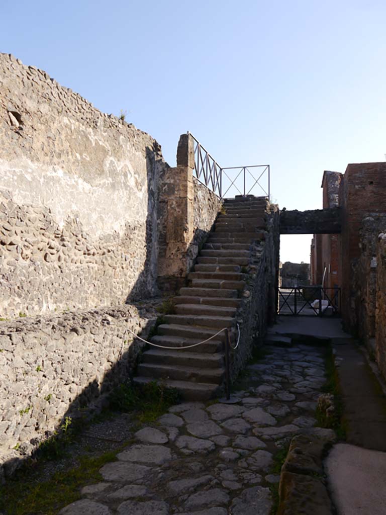 VIII.1.7 Pompeii. March 2019. Stone steps leading to upper gallery, at the east end of Vicolo di Championnet.
Foto Annette Haug, ERC Grant 681269 DÉCOR.